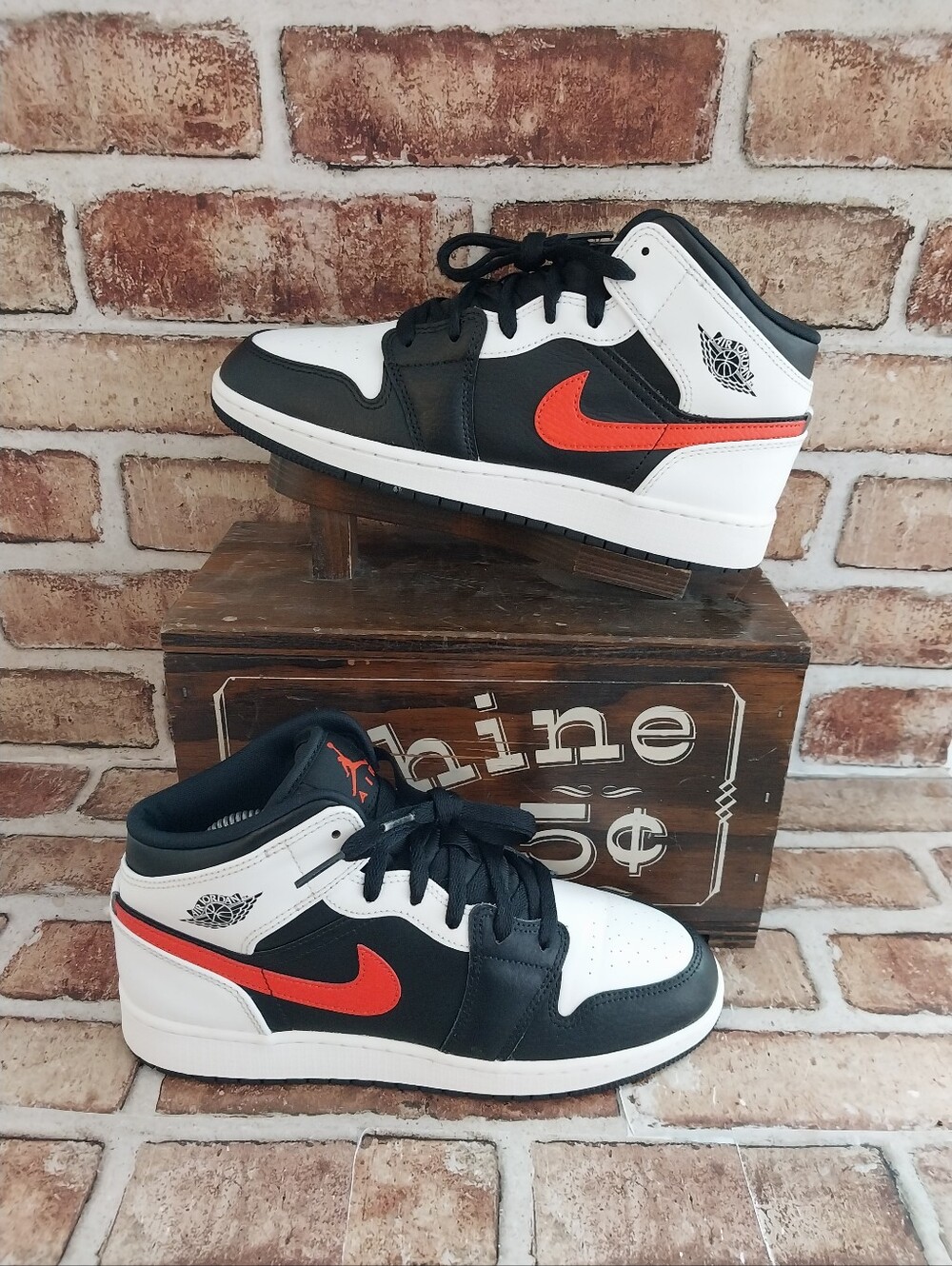Pre-owned 2020 Jordan 1 Mid